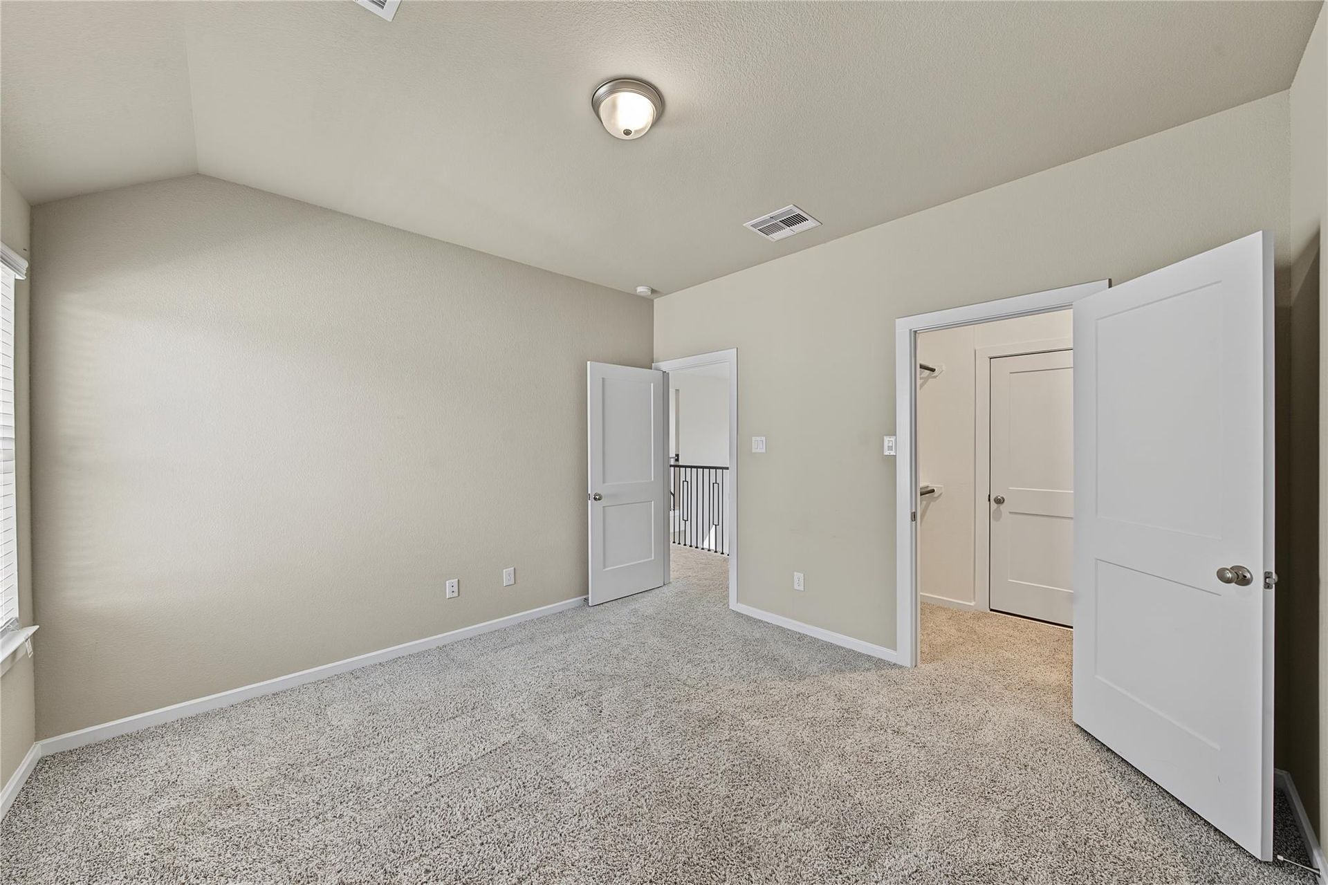 Second angle of the upstairs bedroom with doorway and closet | 二楼次卧另一角度