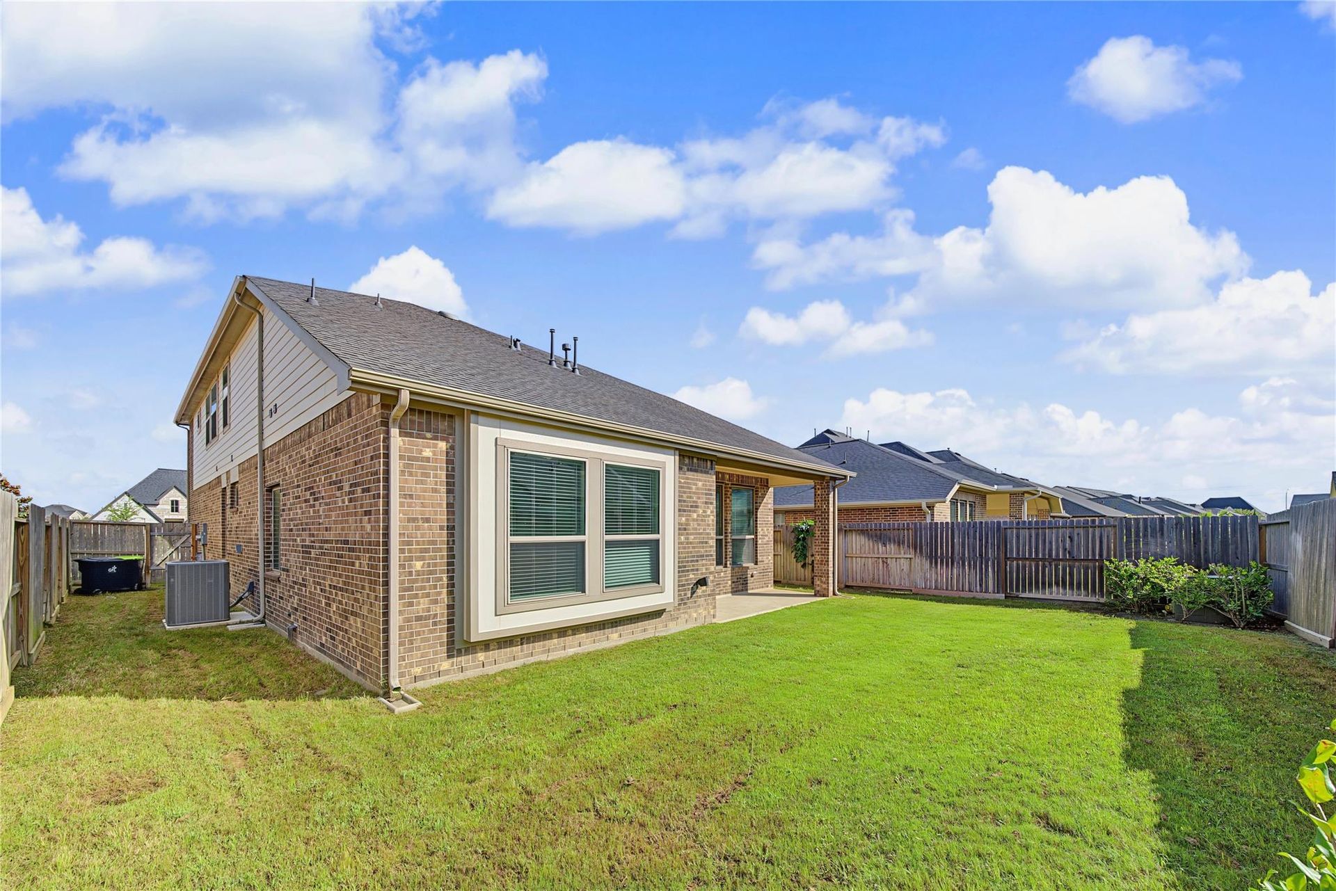 Fenced backyard and rear brick exterior | 围栏后院与房屋后侧砖墙
