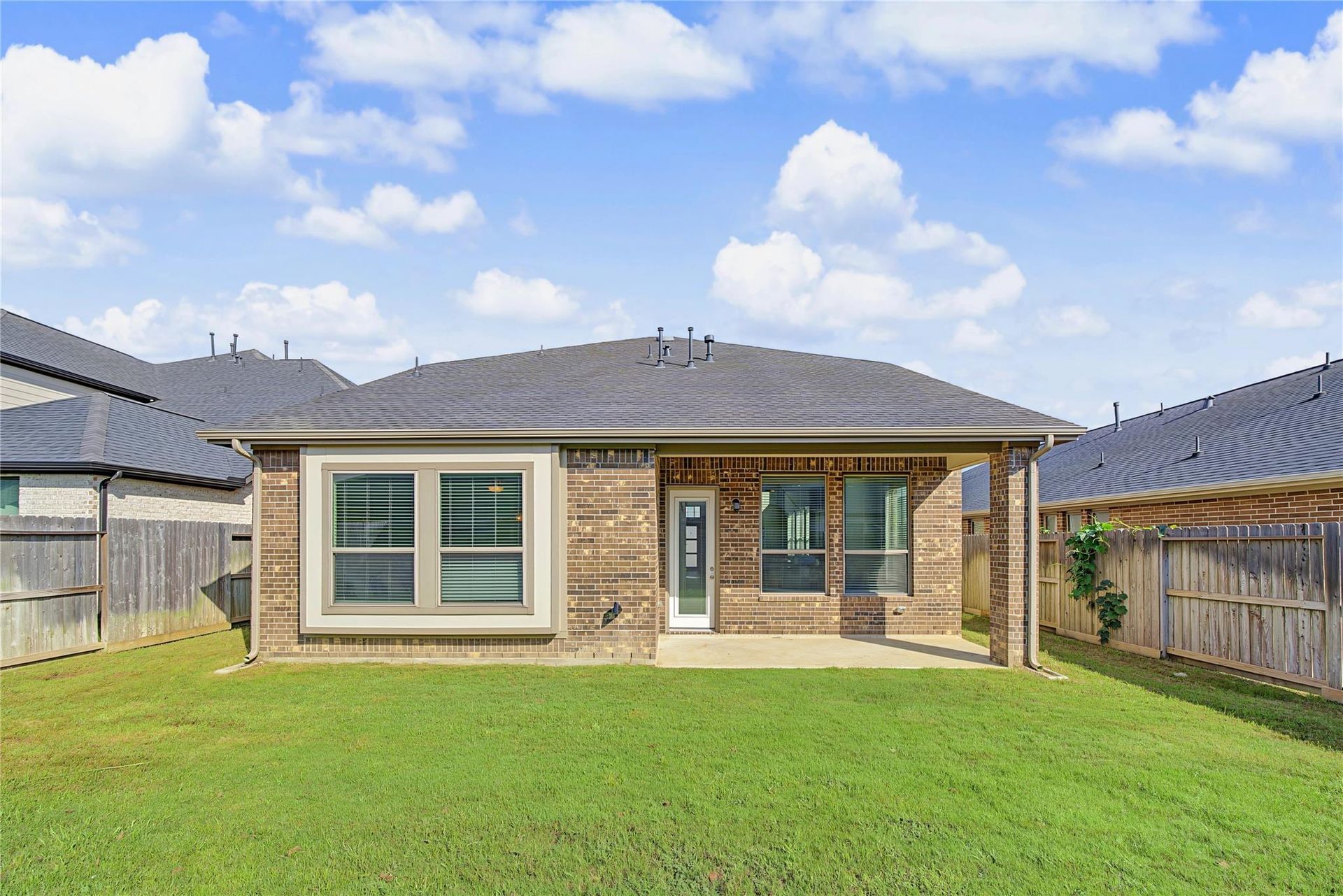 Rear exterior with covered patio and lawn | 后侧外观、遮棚露台与草坪