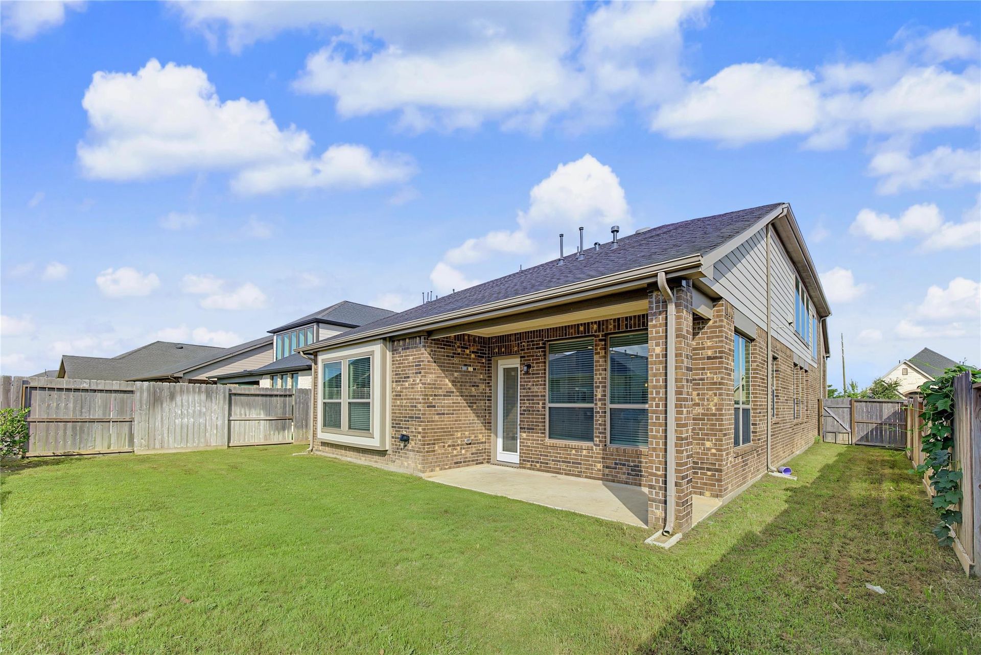 Angled rear exterior and fenced yard | 房屋后侧与围栏庭院
