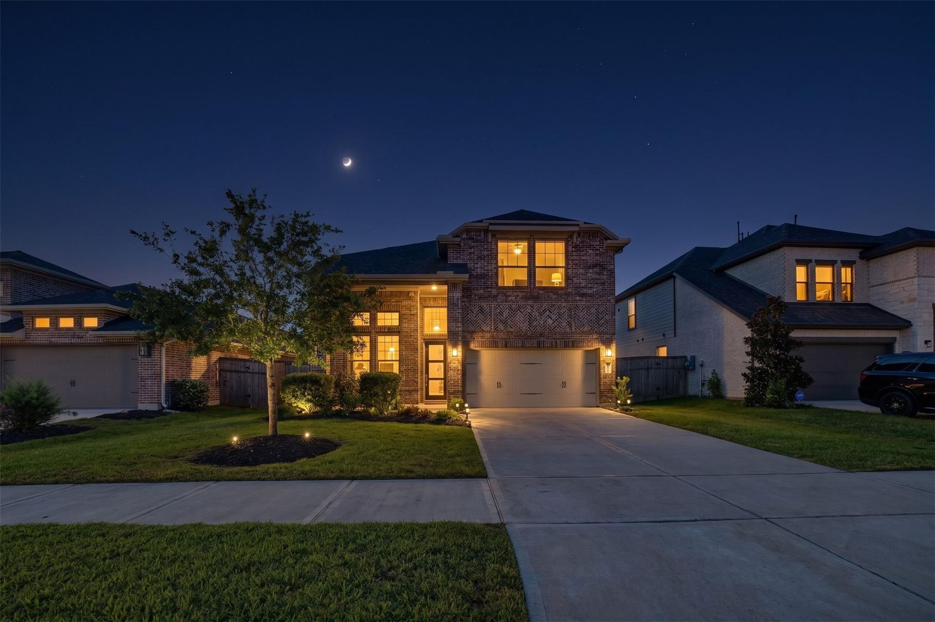 Twilight front exterior of 29627 Mahogany View Ln | 黄昏时的房屋正面外观