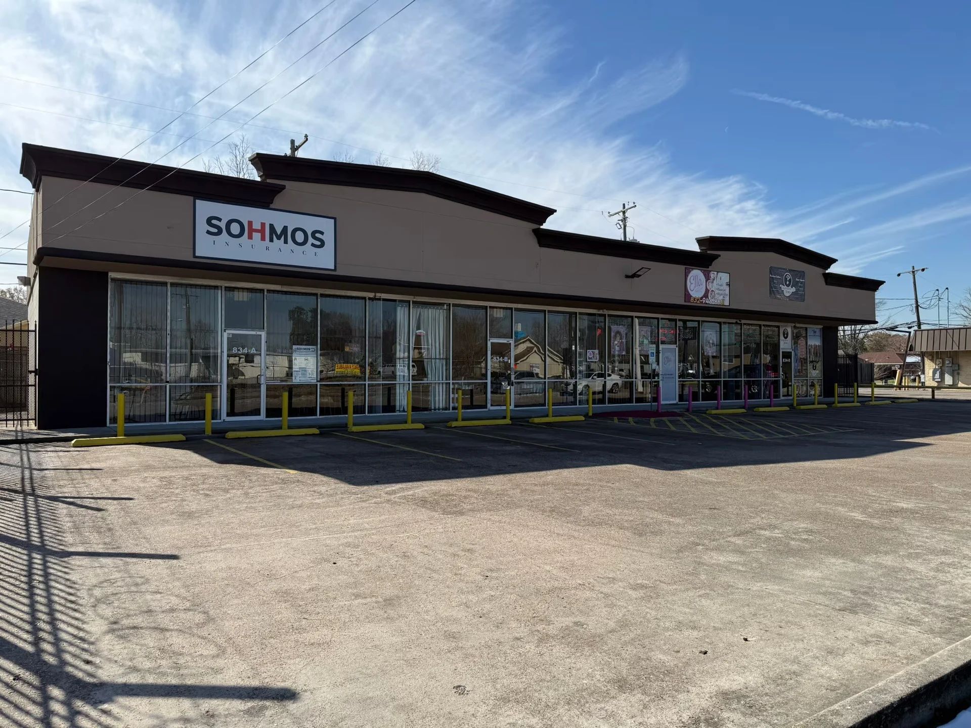 Front view of the four-suite retail building at 834 Little York Road | 834 Little York Road四单元商业楼正面
