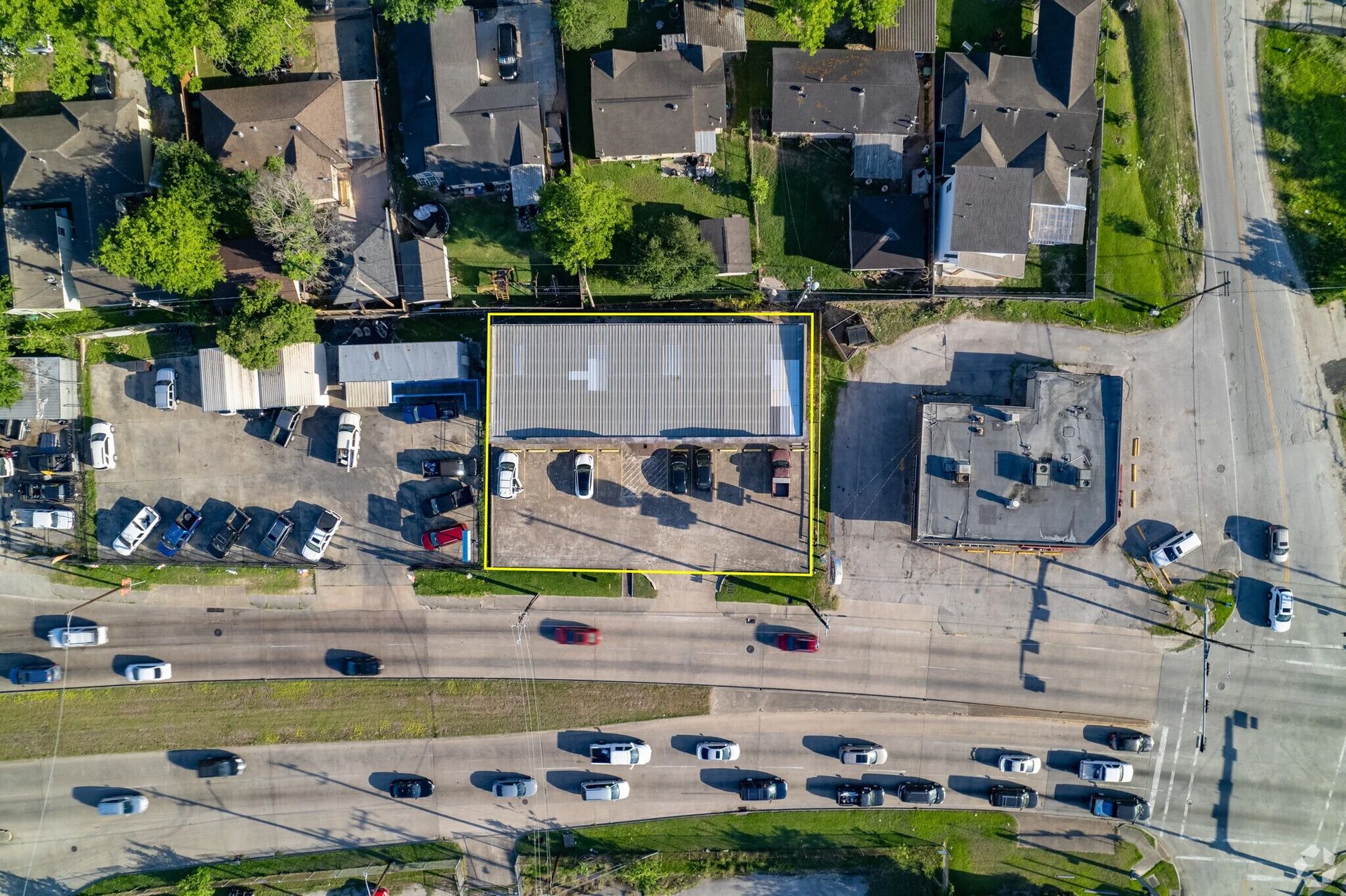 Top-down aerial view of the building, parking and parcel | 建筑、停车区及地块俯视航拍