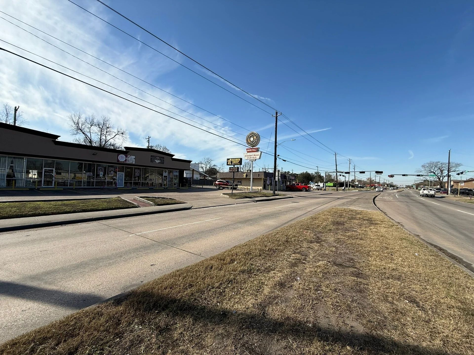 Road-level view of Little York Road frontage | Little York Road沿街面道路视角