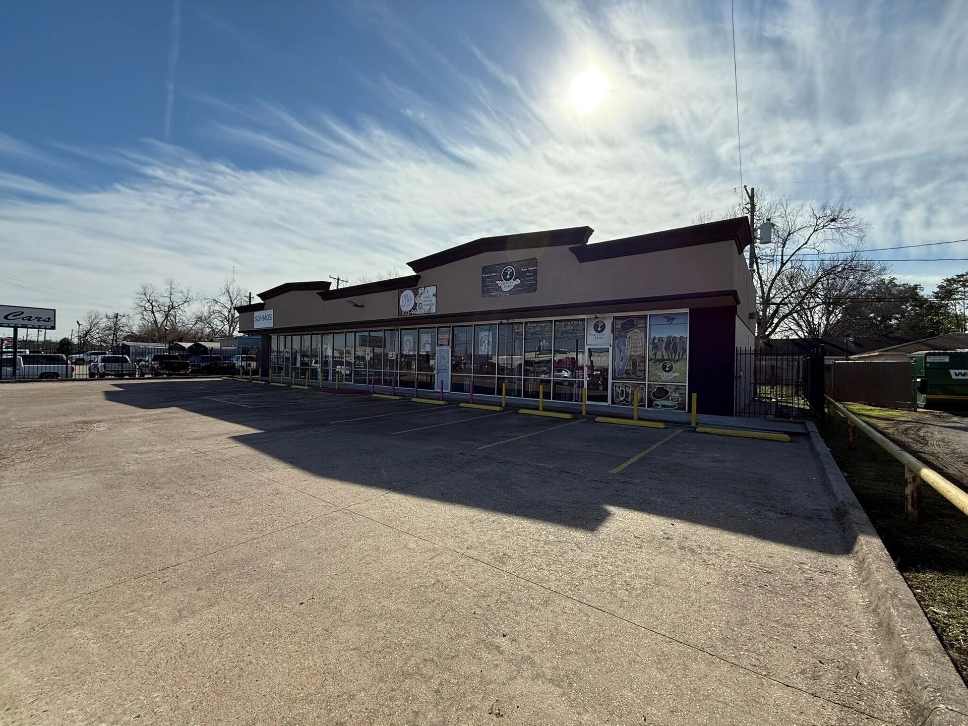Angled exterior view of the retail building and parking | 商业楼及停车区斜角外观