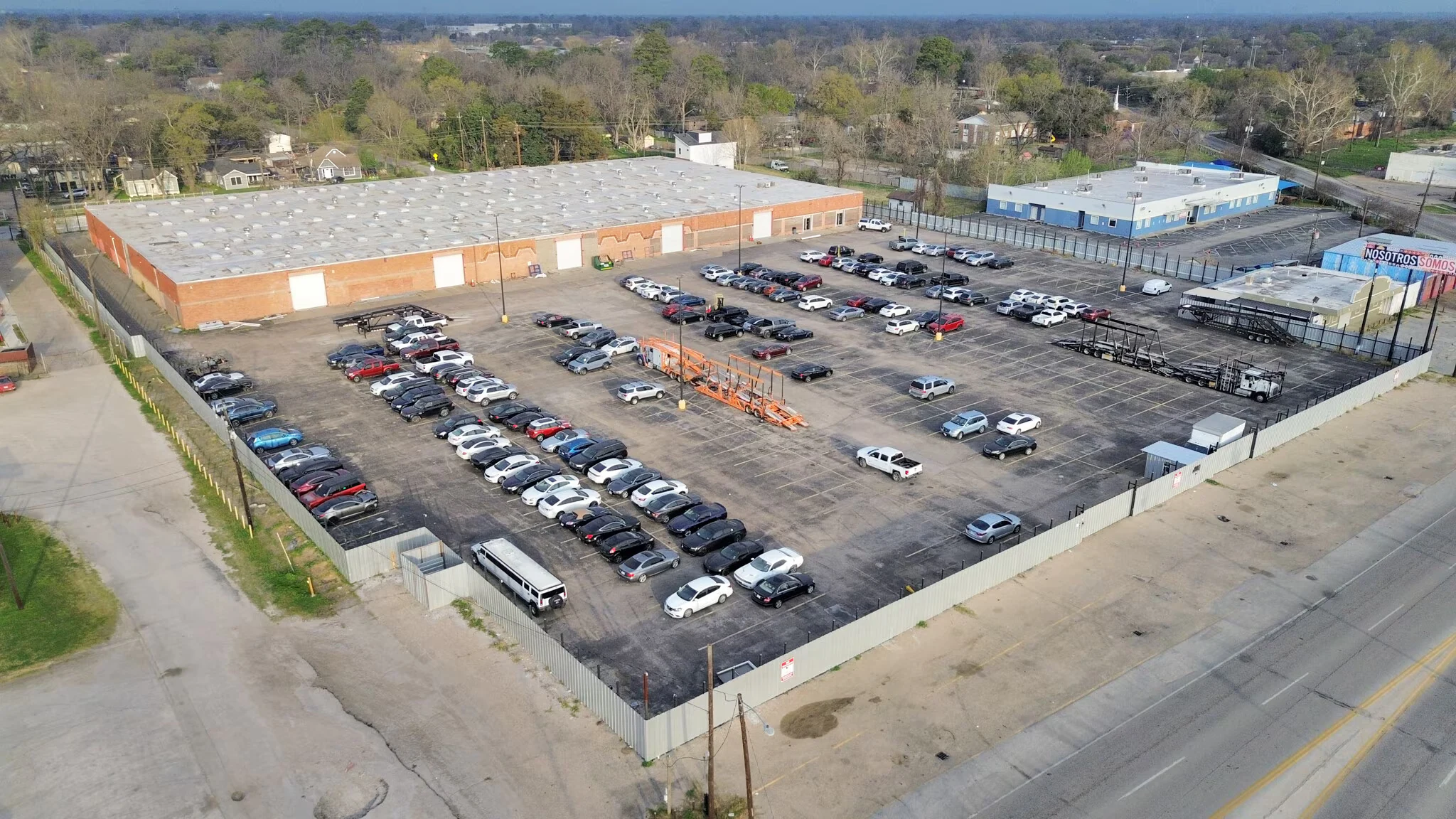 Aerial overview of the 9001 Jensen Dr industrial building and paved secured yard | 9001 Jensen Dr工业建筑及铺装围栏场地航拍全景
