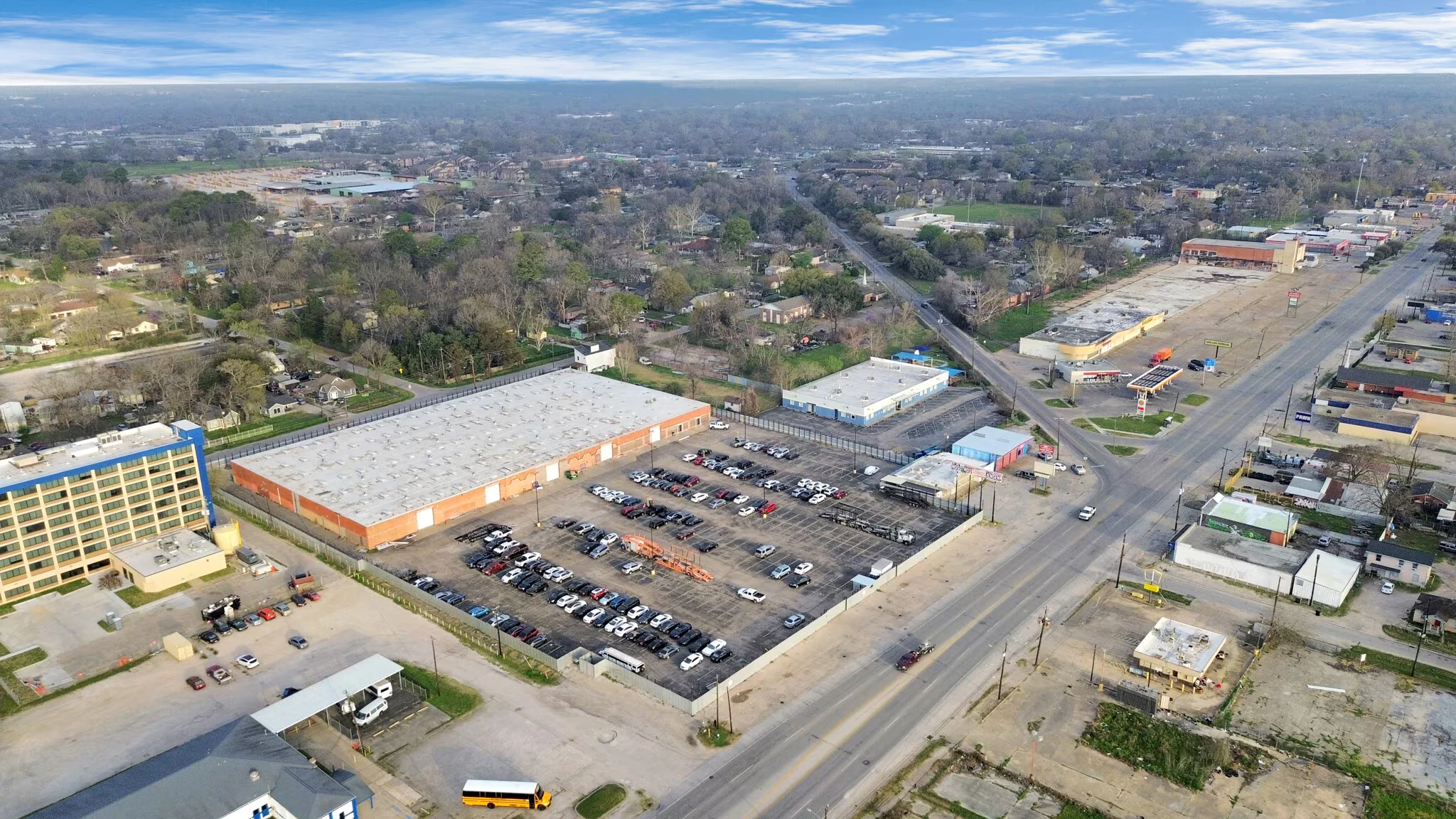 Wide aerial showing 9001 Jensen Dr near the Jensen Drive corridor | 9001 Jensen Dr及Jensen Drive走廊周边广角航拍
