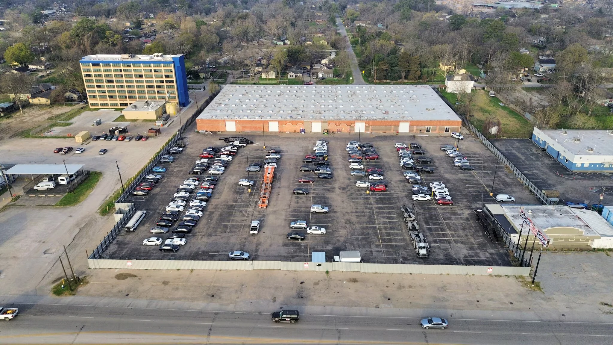 Aerial view of the fenced paved yard in front of the industrial building | 工业建筑前方围栏铺装场地航拍