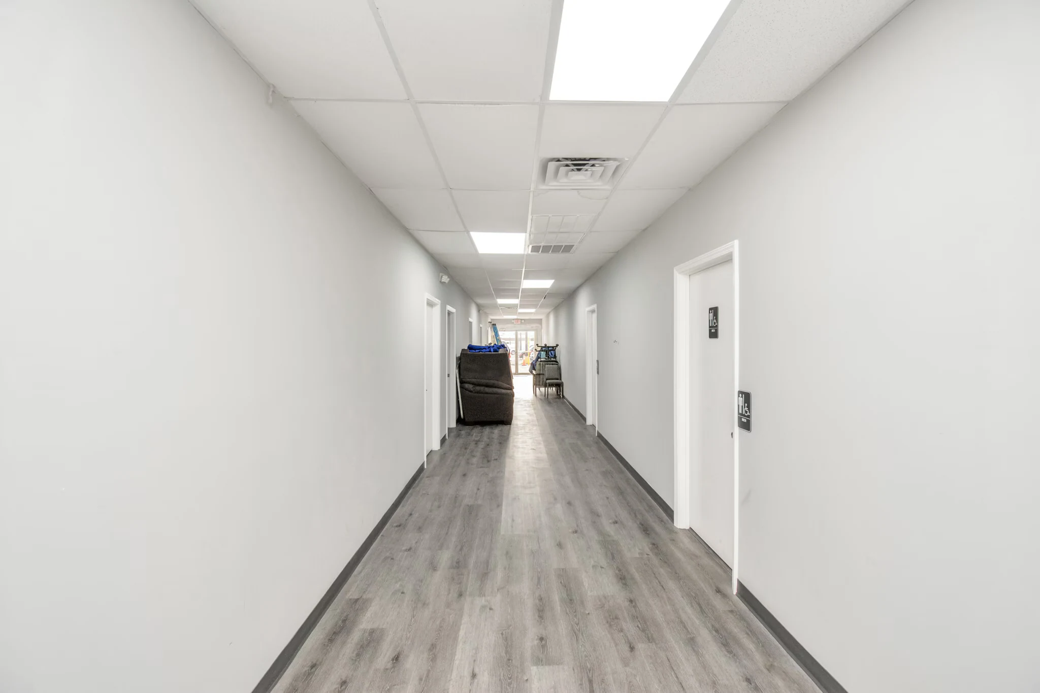 Interior office corridor within the 9001 Jensen Dr industrial facility | 9001 Jensen Dr工业物业内部办公走廊