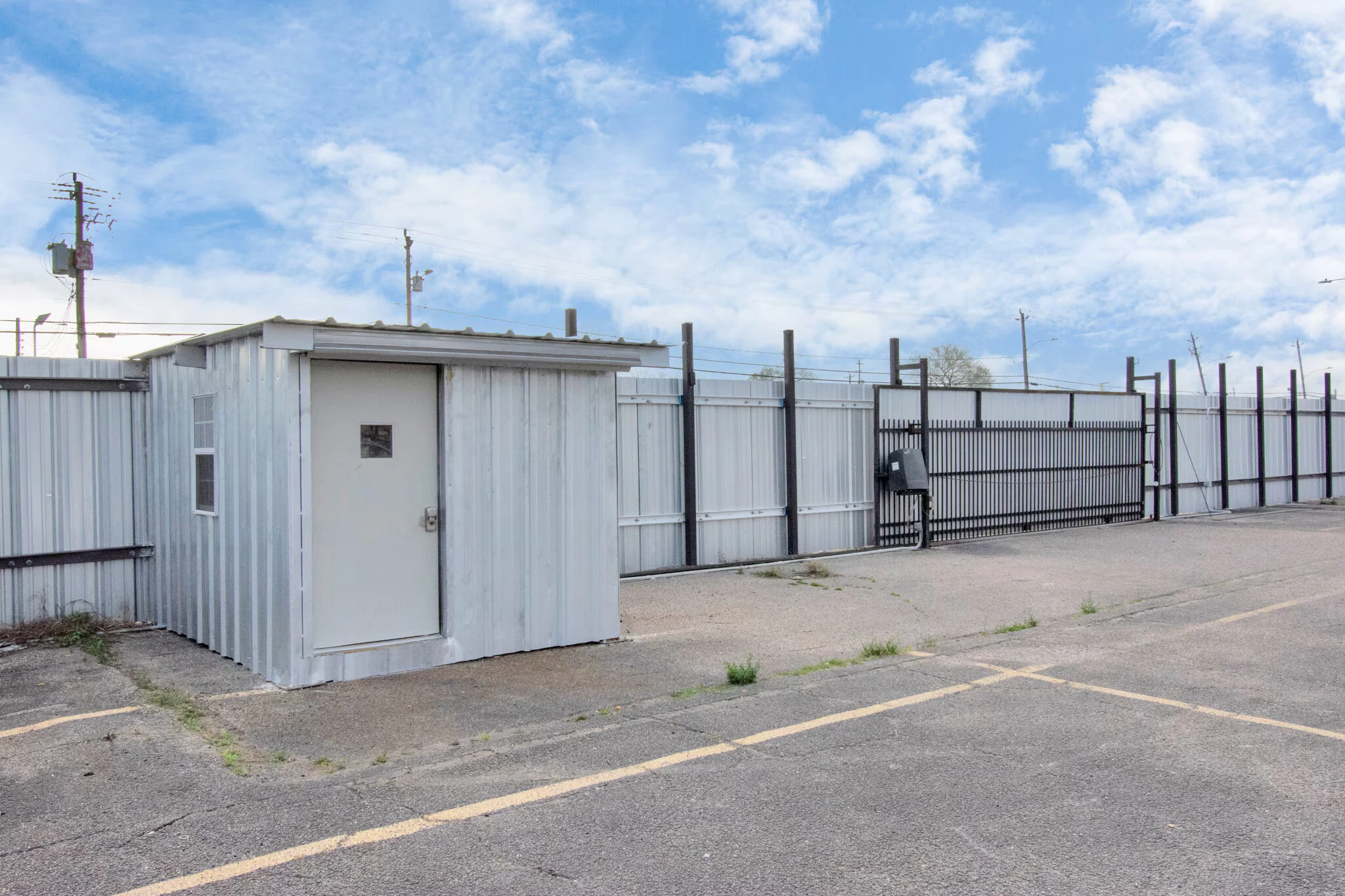 Secured metal gate and small exterior utility building at the property | 物业金属门禁及小型外部附属建筑
