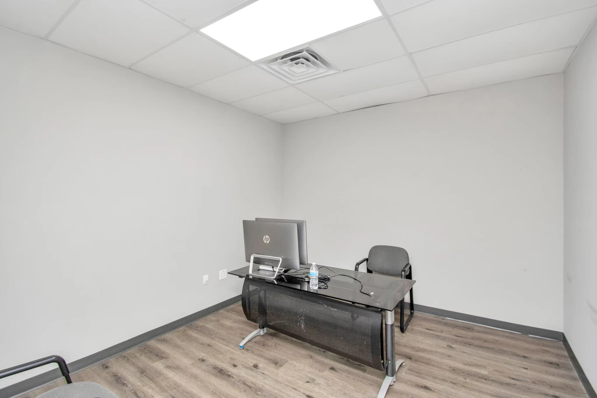 Private office room with hard-surface flooring and ceiling lighting | 带硬质地面和顶灯的独立办公室