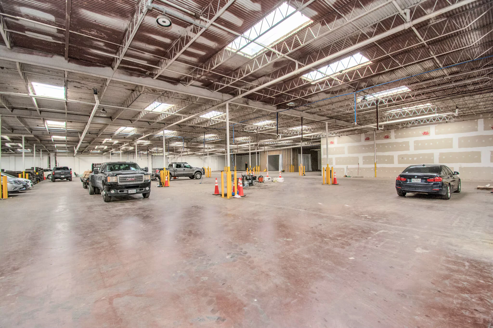 Warehouse interior with columns, skylights and vehicle work areas | 带立柱、天窗及车辆作业区的仓库内部