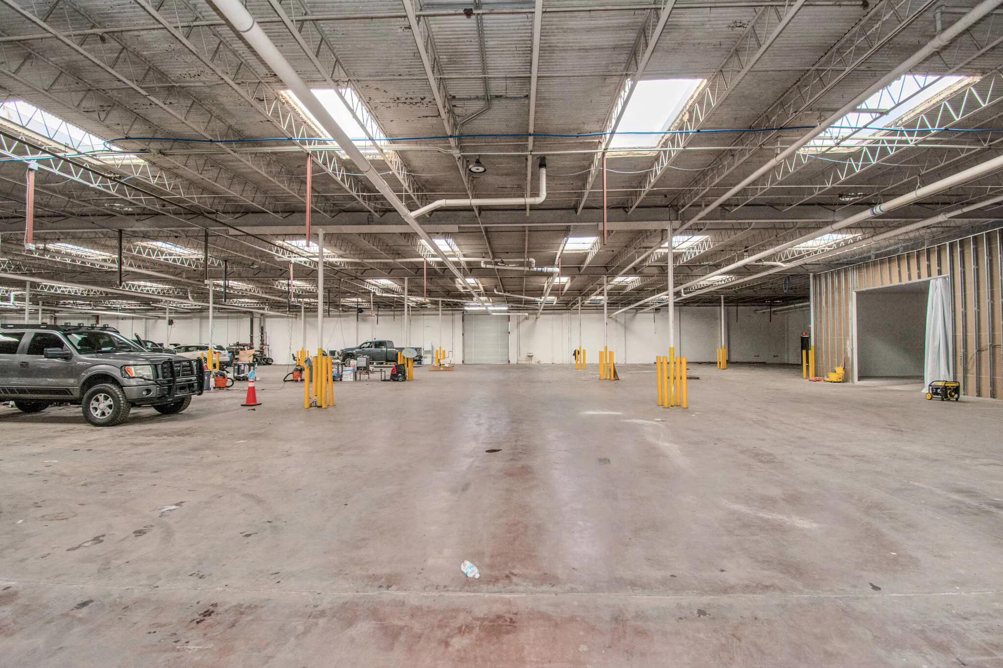 Warehouse interior with open floor space, columns and service areas | 带开放地面、立柱和作业区的仓库内部