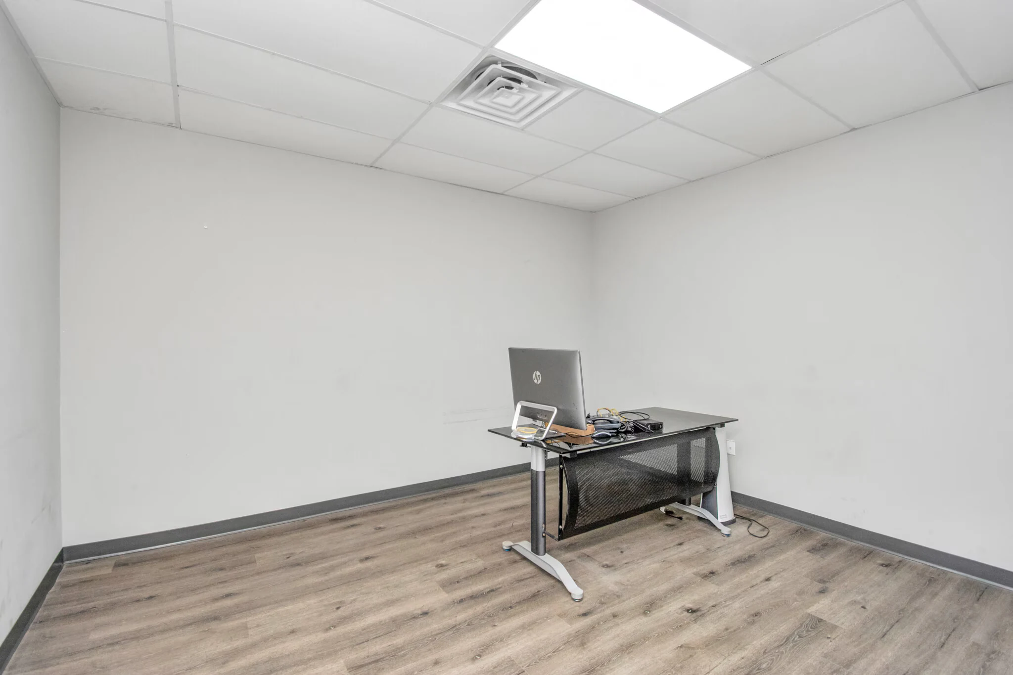 Private office with desk, hard-surface flooring and ceiling lights | 带办公桌、硬质地面和顶灯的独立办公室