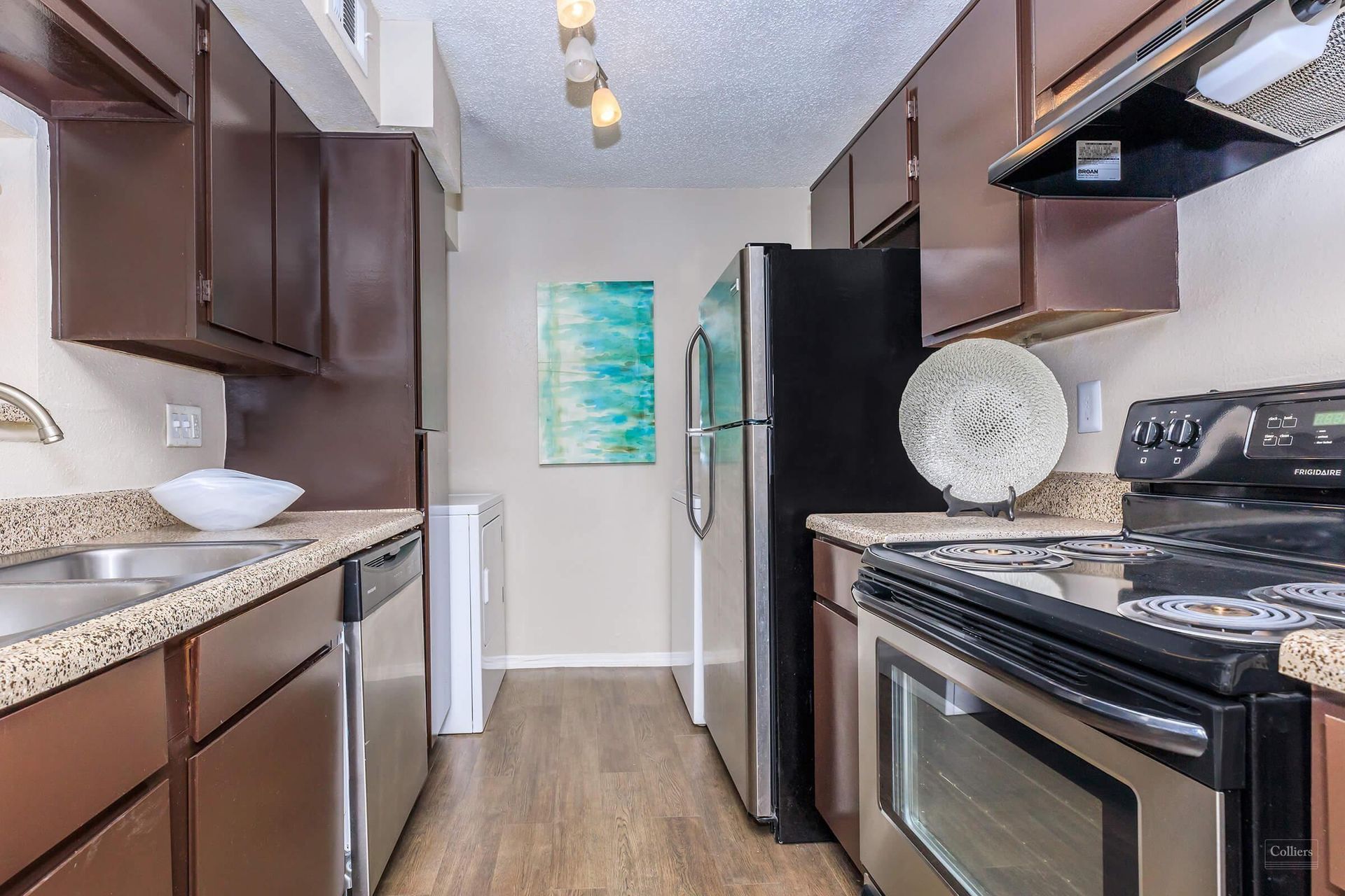 Example apartment kitchen with full-size appliances at The Victorian | The Victorian公寓示例厨房及全尺寸家电