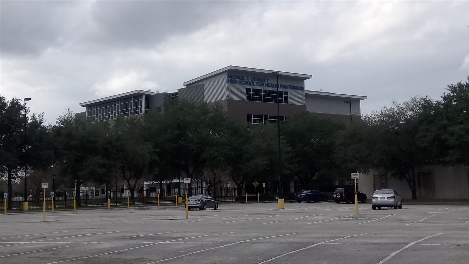 Michael E. DeBakey High School for Health Professions campus in Houston / 休斯顿Michael E. DeBakey健康职业高中真实校舍