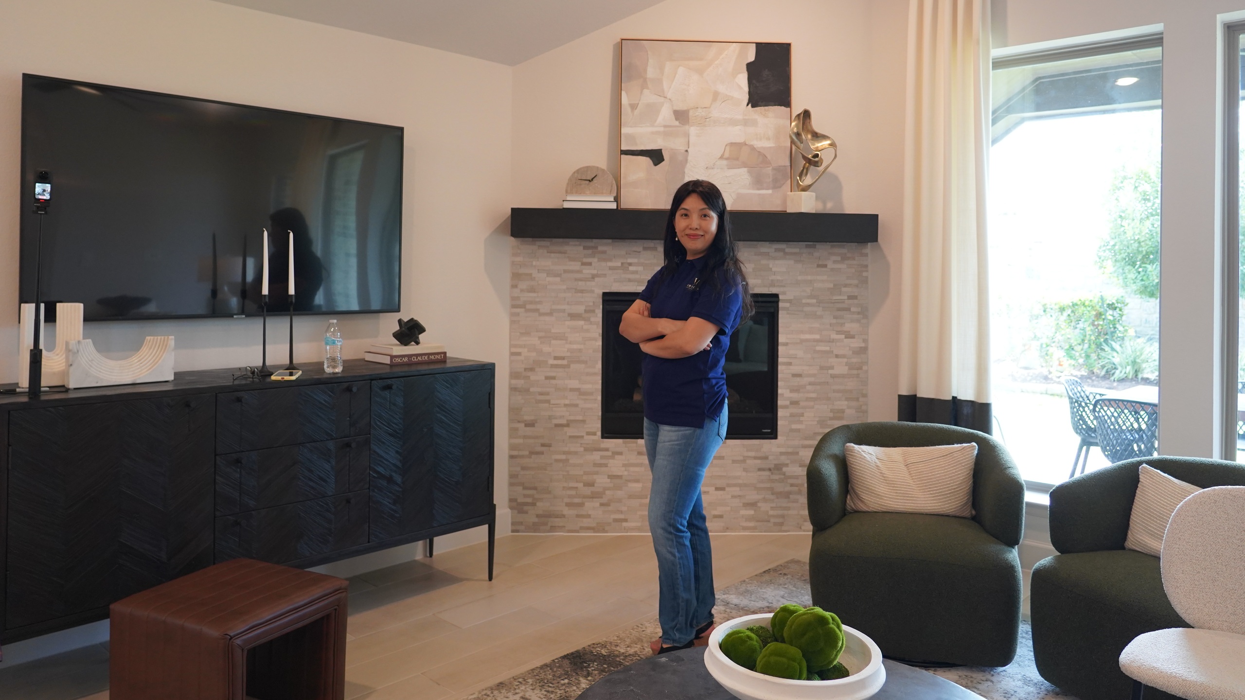 Joyce Tang在大休斯顿住宅客厅内介绍房屋，作为休斯顿库存与房价分析文章封面 / Joyce Tang presenting inside a Greater Houston home for an article about inventory and home prices