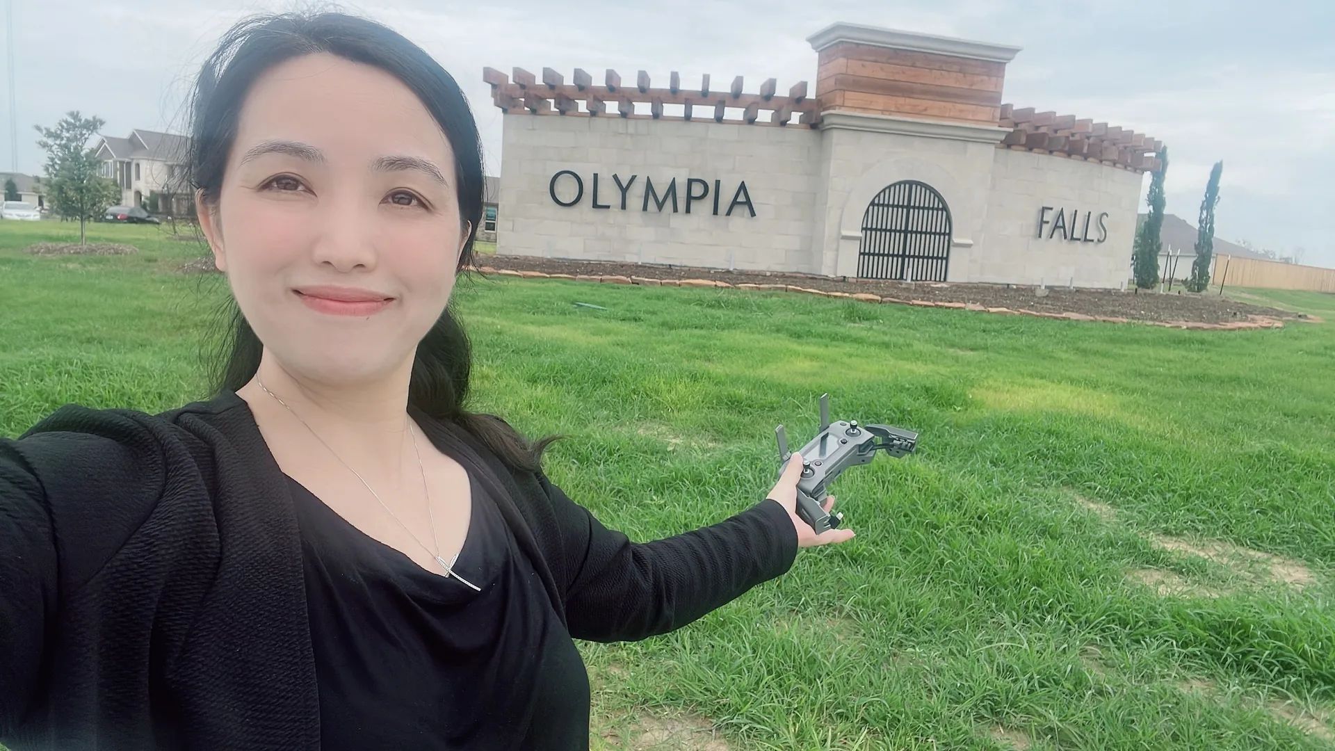 Joyce Tang手持无人机控制器记录大休斯顿住宅社区,用于房源上市诊断文章 / Joyce Tang documenting a Greater Houston community with a drone controller for a listing-diagnosis article