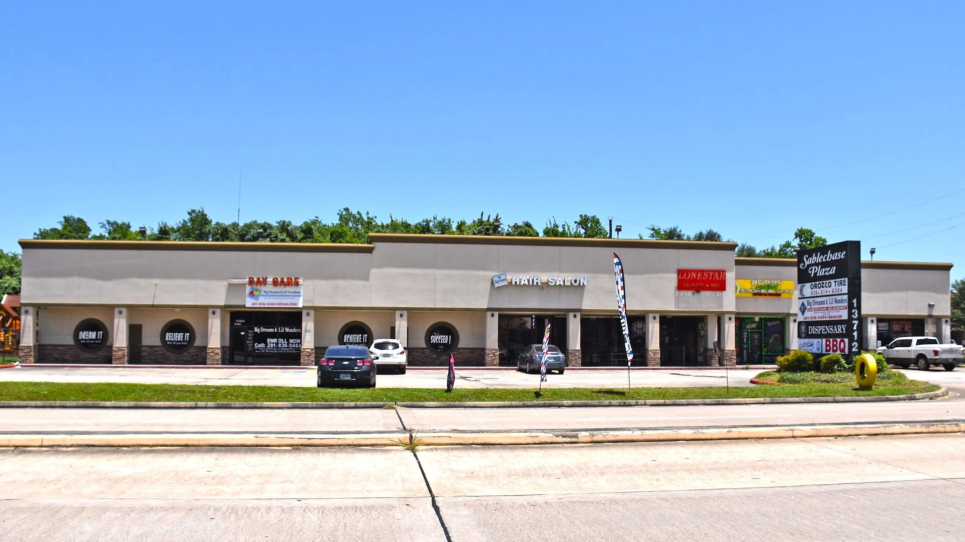 Wide front view of Sablechase Plaza along Walters Road | Sablechase Plaza沿Walters Road正面全景