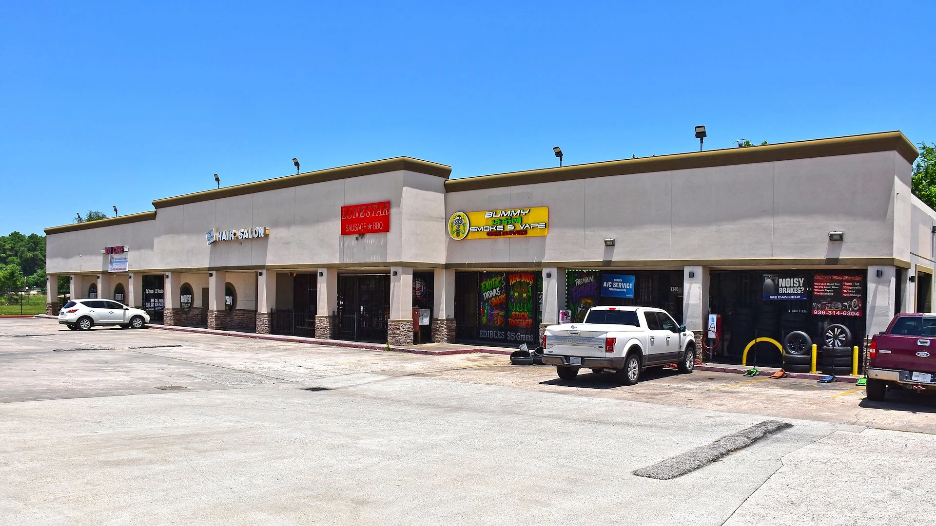 Angled front view of the occupied storefronts at Sablechase Plaza | Sablechase Plaza在租商铺斜角正面