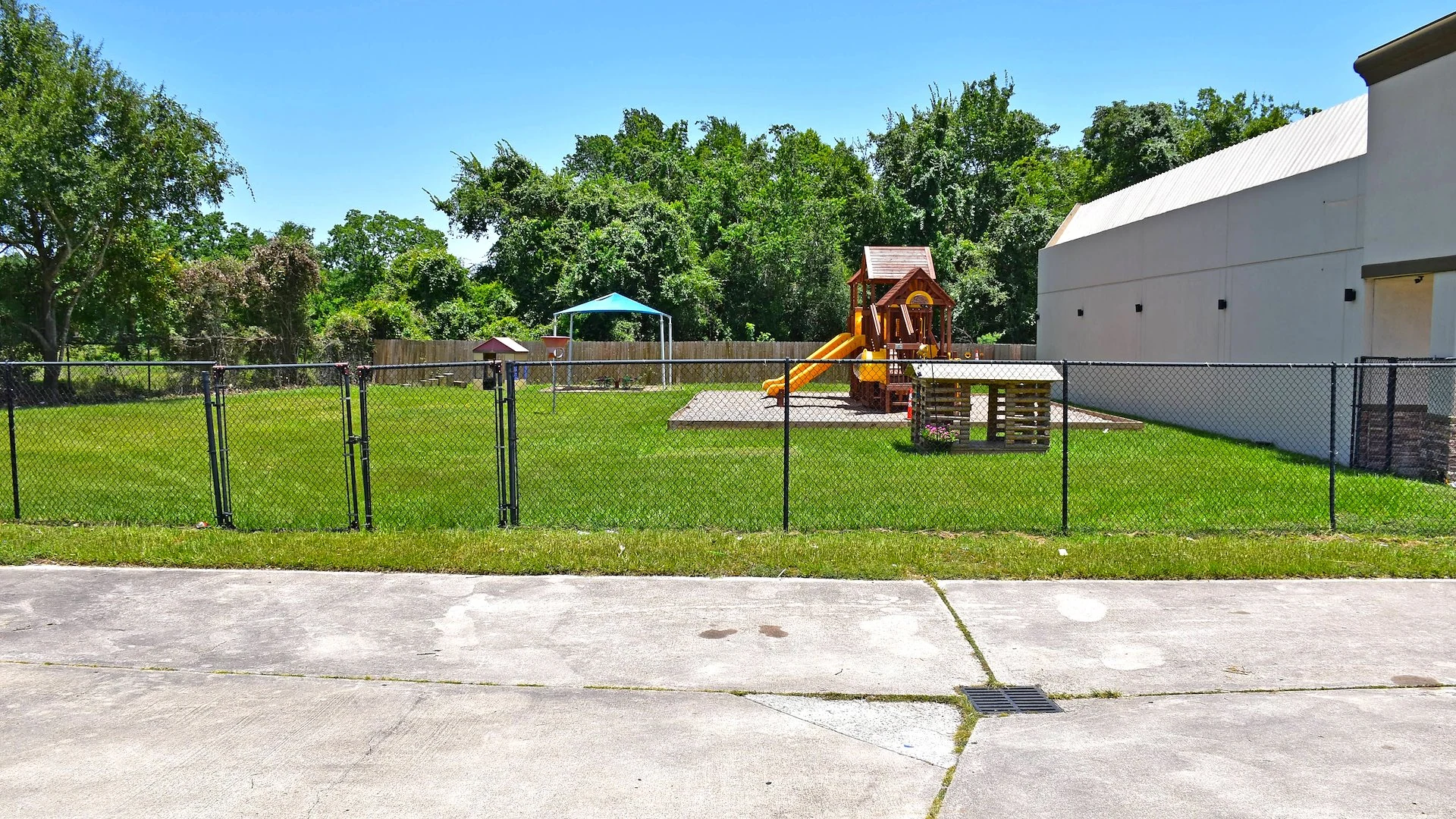 Fenced outdoor daycare play area beside Sablechase Plaza | Sablechase Plaza旁带围栏的日托户外活动区