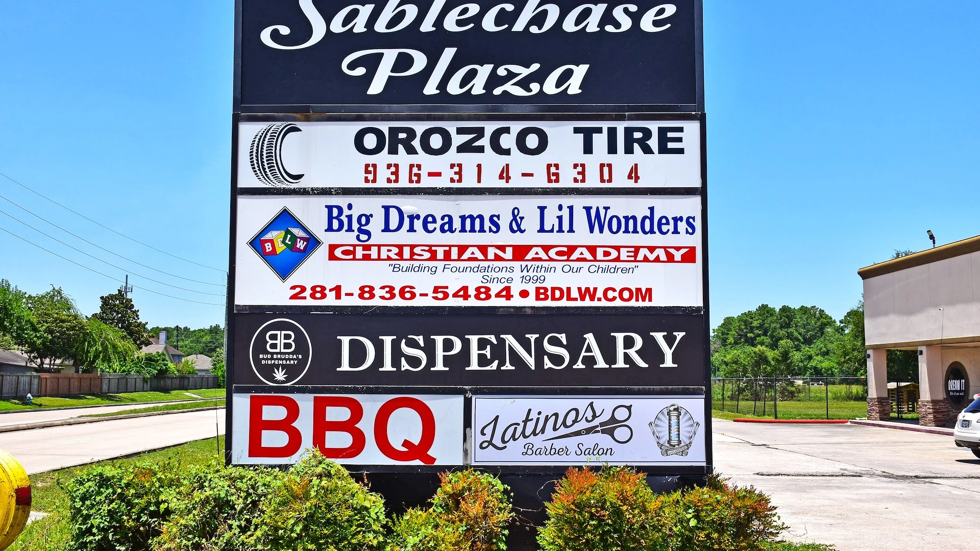 Sablechase Plaza monument sign showing current tenant businesses | 展示当前租户商家的Sablechase Plaza沿街招牌
