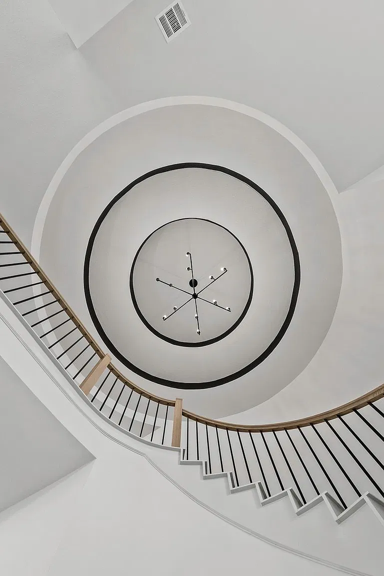 Circular ceiling and chandelier above the curved staircase | 弧形楼梯上方的圆形吊顶和吊灯