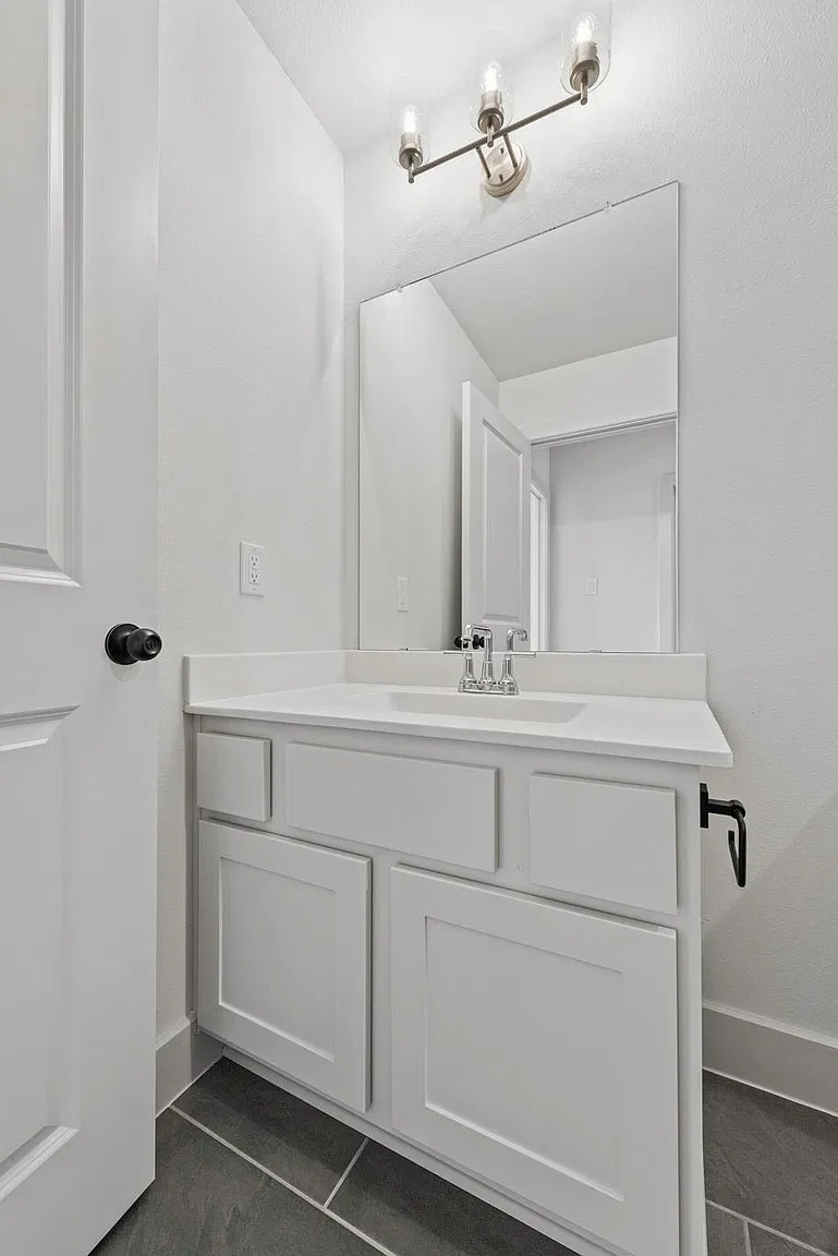 Compact upstairs vanity area with large mirror | 配大镜子的楼上洗漱区