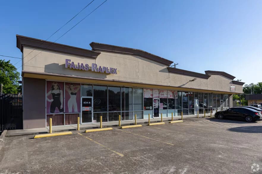 Closer view of storefront entrances at 834 Little York Road | 834 Little York Road商铺入口近景