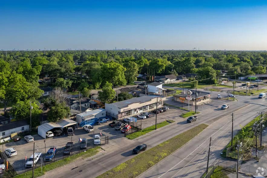 Aerial view of the retail property and Little York Road corridor | 商业物业及Little York Road走廊航拍