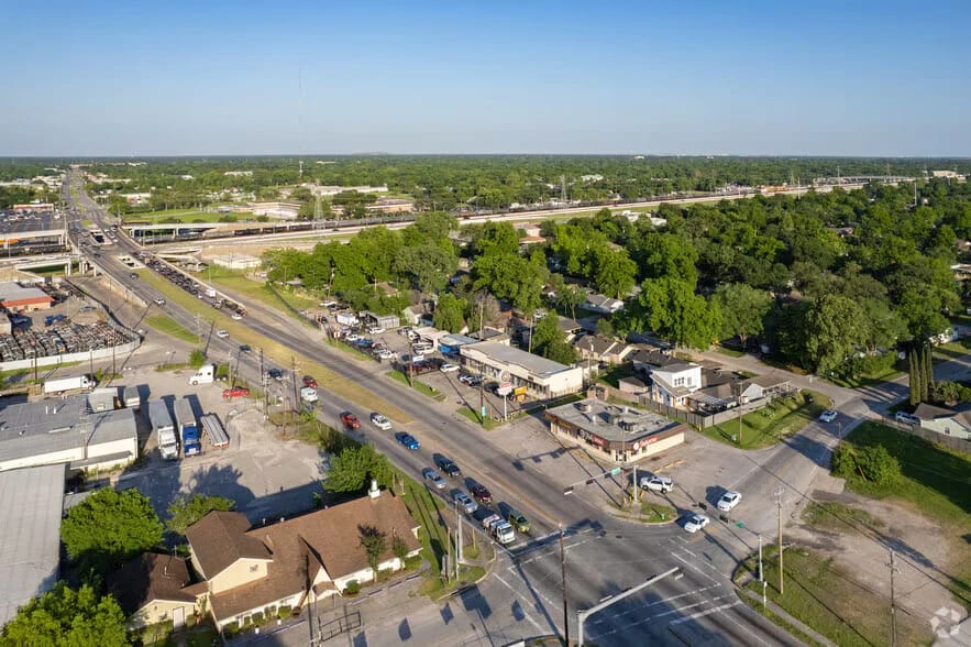 Aerial view of the signalized intersection near the property | 物业附近红绿灯路口航拍